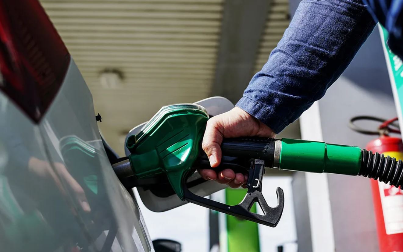 Spritpreise in Düsseldorf steigen über zwei Euro: Ursachen und Prognosen