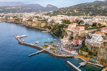 Hepatitis-A-Ausbruch in Neapel: Symptome, Übertragung und Risiko für deutsche Touristen