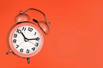 Sommerzeit 2026 Deutschland: wann werden die Uhren vorgestellt. Auswirkungen auf Alltag und Gesundheit