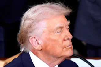 Großer roter Fleck an Trumps Hals sorgt für Aufsehen – ist der US-Präsident krank?