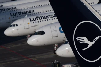 Lufthansa verlangt künftig Geld für Handgepäck: neue Regeln ab 2026