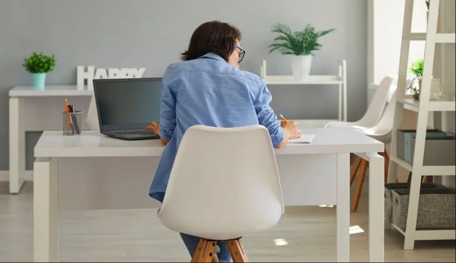 Rückenschmerzen im Homeoffice: Ursachen, Übungen und Warnzeichen