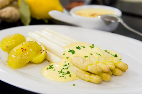 Spargel kochen: Anleitung für weißen und grünen Spargel mit 5 Saucen