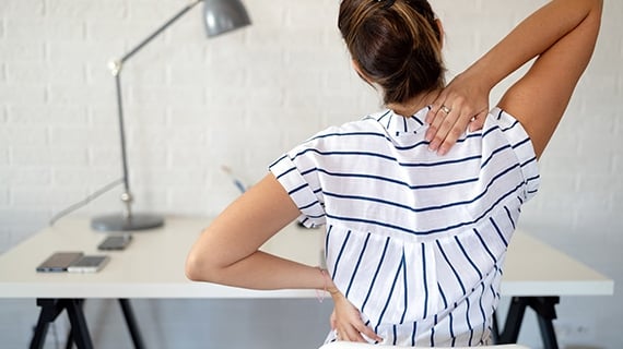 Rückenschmerzen im Homeoffice: Ursachen, Übungen und Warnzeichen