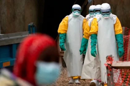 Ebola-Ausbruch 2026: Symptome, Übertragung und Risiko für Deutschland