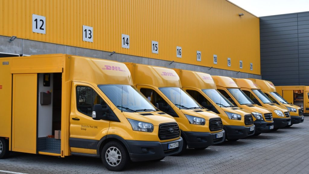 DHL kooperiert mit US-Post: Was der neue Paketdeal für Kunden bedeutet