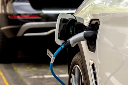 E-Auto oder Hybrid: Welches Auto sich 2026 in Deutschland mehr lohnt