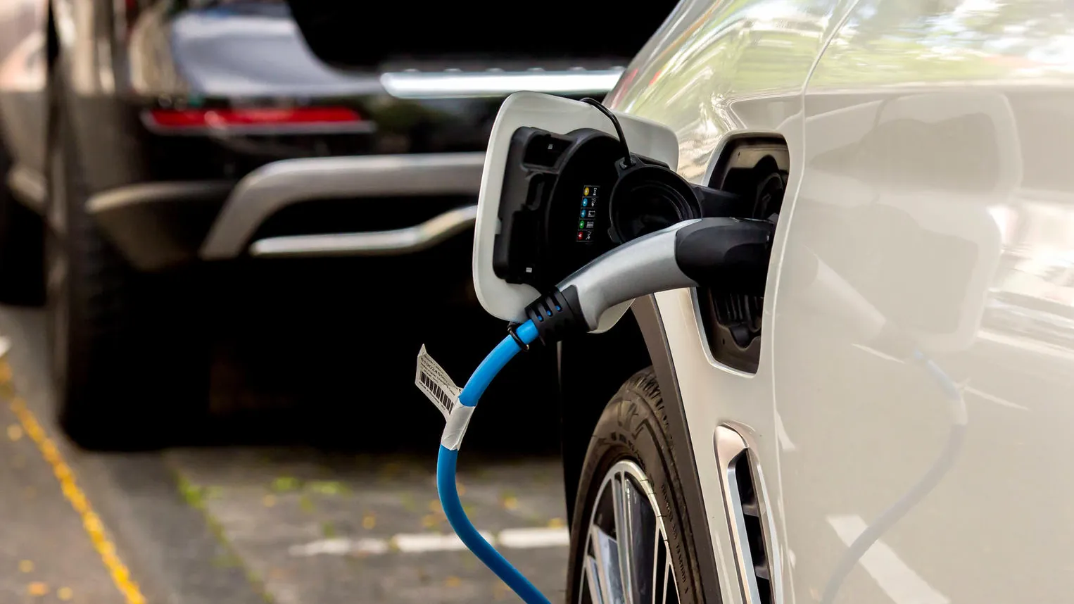 E-Auto oder Hybrid: Welches Auto sich 2026 in Deutschland mehr lohnt
