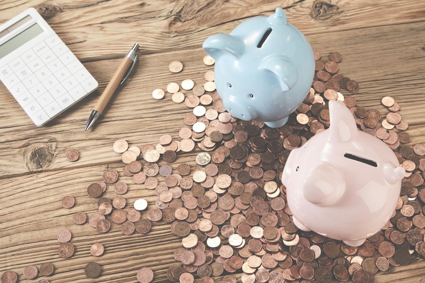 Geld sparen im Alltag: 25 einfache Tipps für Lebensmittel, Energie und Verträge