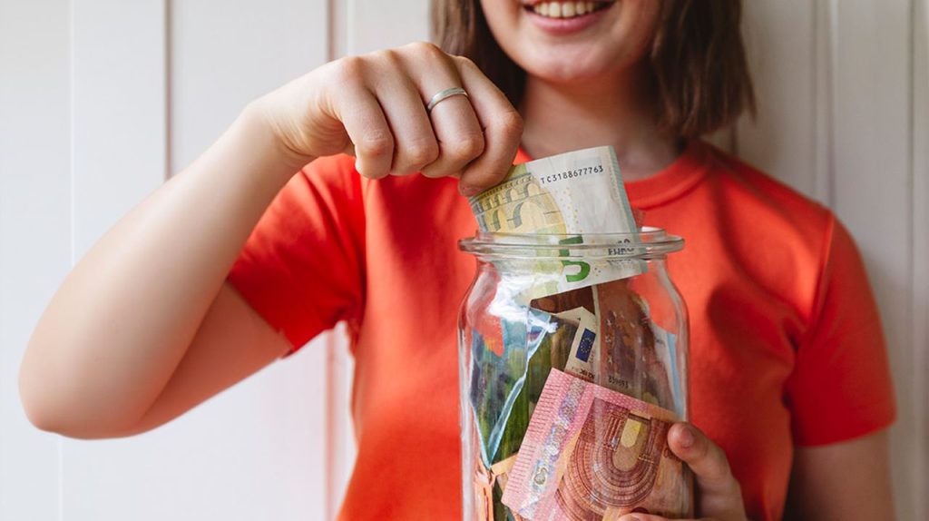 Geld sparen im Alltag: 25 einfache Tipps für Lebensmittel, Energie und Verträge