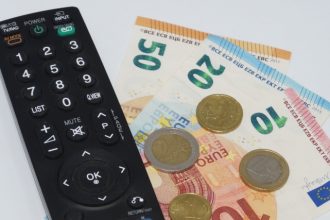 GEZ-Beitrag 2026: Wer zahlen muss und wer sich befreien lassen kann