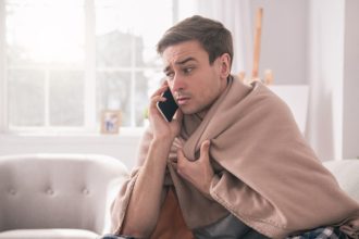 Krankmeldung per Telefon: Welche Regeln Arbeitnehmer kennen sollten
