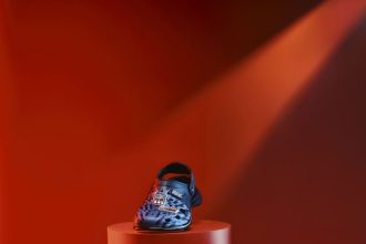 Crocs und Red Bull Racing präsentieren verrückte Formel-1-Clogs: Preis und Verkaufsstart in Deutschland