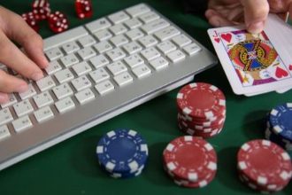 Glücksspiel auf Reisen 2026: legale Anbieter erkennen und Abzocke im Ausland vermeiden