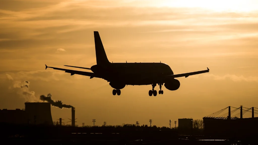 Iran-Krieg verteuert Flugreisen: Warum Airlines jetzt Strecken streichen könnten