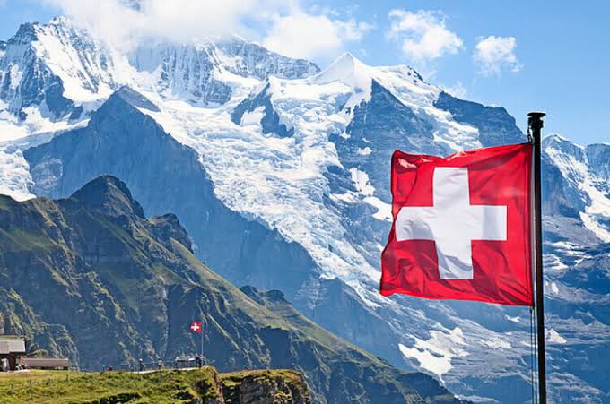 Leben und Arbeiten in der Schweiz 2026: Löhne, Steuern und Krankenkasse im Vergleich