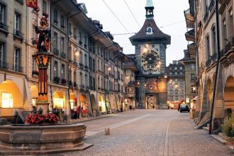 Leben und Arbeiten in der Schweiz 2026: Löhne, Steuern und Krankenkasse im Vergleich