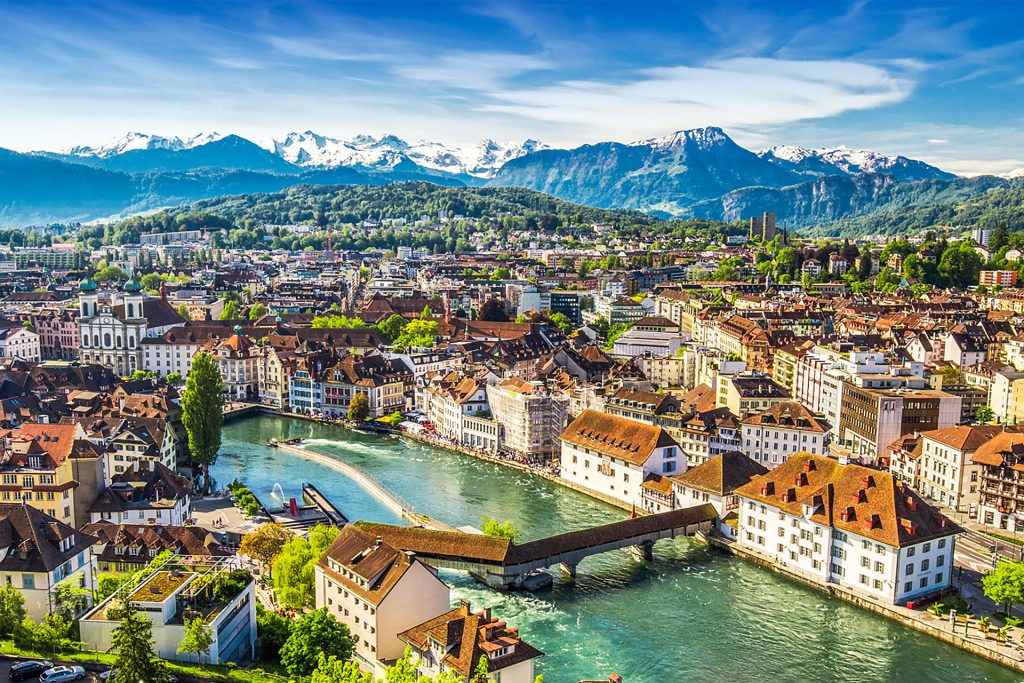 Leben und Arbeiten in der Schweiz 2026: Löhne, Steuern und Krankenkasse im Vergleich