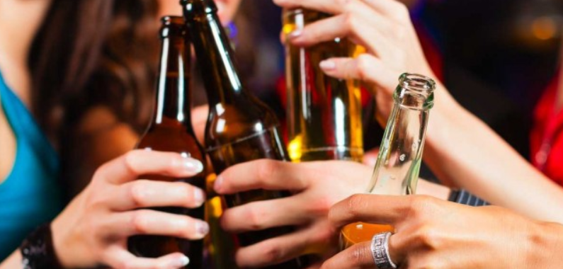 Die Grünen wollen Alkoholkonsum senken: Neue Regeln für Jugendliche und Werbung geplant