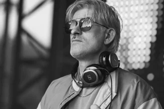DJ Kavinsky gestorben: Alter, Todesursache und Biografie