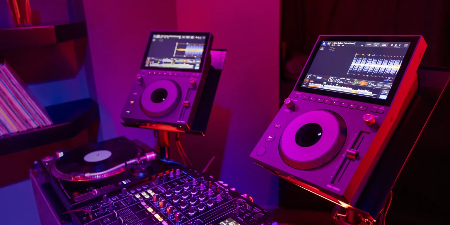 AlphaTheta CDJ-1500X vorgestellt: kompakter DJ-Player mit CoBeat und Streaming-Zugriff. Daten und Preis in Deutschland