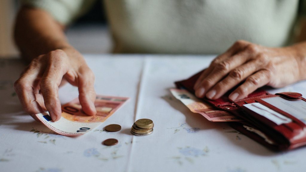 Sozialhilfe für Rentner: aktuelle Zahlen  in Deutschland. Warum besonders viele Frauen von niedrigen Renten betroffen sind