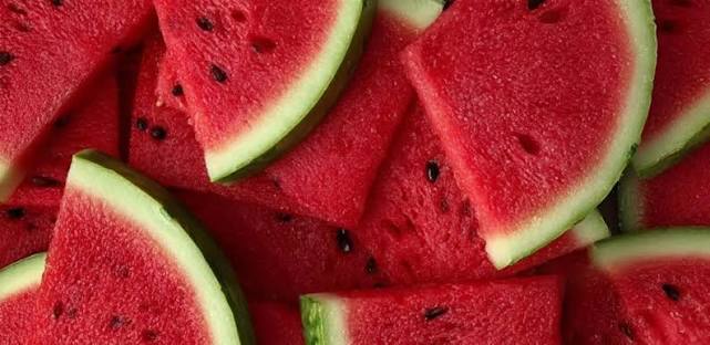 Reife Wassermelone erkennen: Farbe, Gewicht und Klang richtig deuten