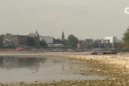 Rhein in Köln erreicht historischen Tiefstand: Pegel soll weiter sinken