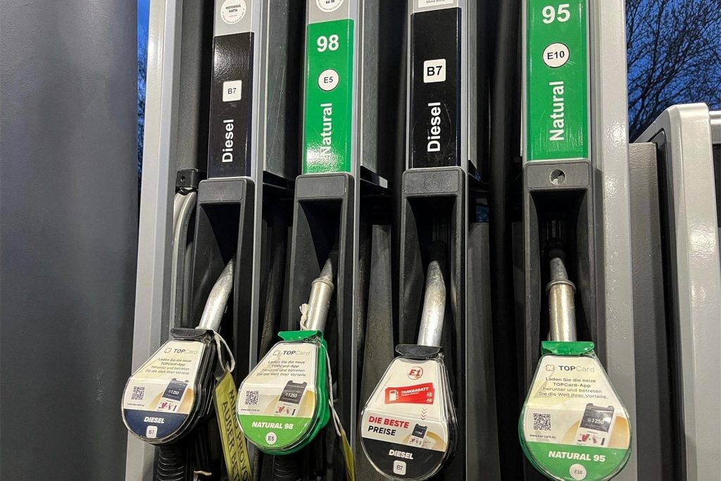 E10 statt E5 tanken: So sparen Autofahrer 2026 bei jedem Tankstopp