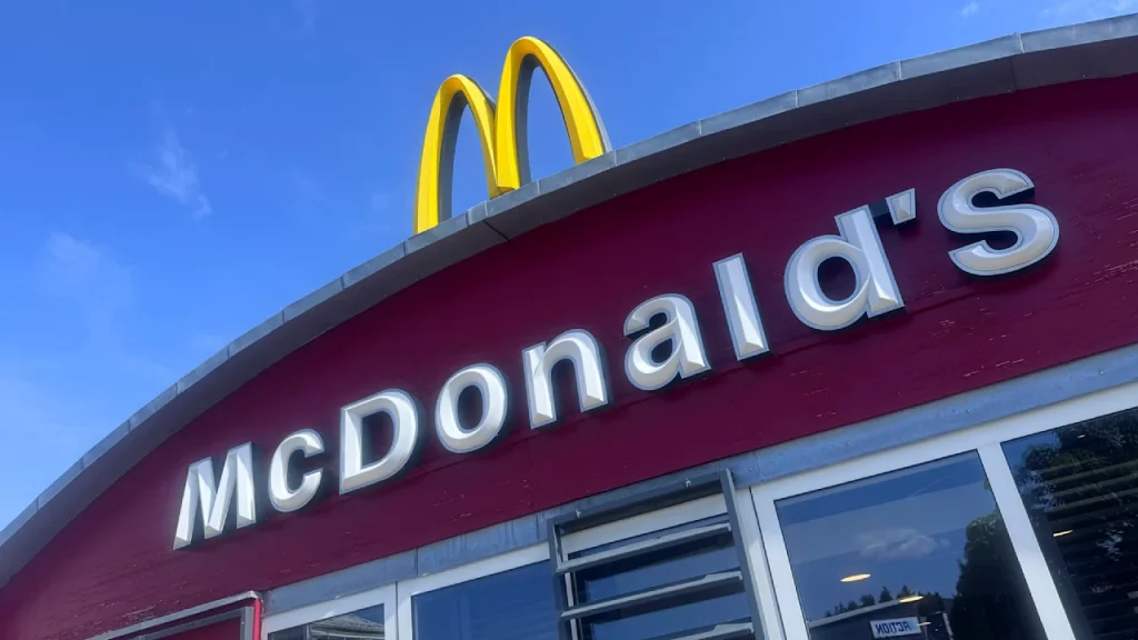 McDonald’s nimmt den McRib aus dem Sortiment: Was Fans jetzt wissen müssen. Kommt der beliebte BBQ-Burger irgendwann zurück?