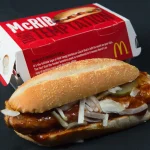 McDonald’s nimmt den McRib aus dem Sortiment: Was Fans jetzt wissen müssen. Kommt der beliebte BBQ-Burger irgendwann zurück?