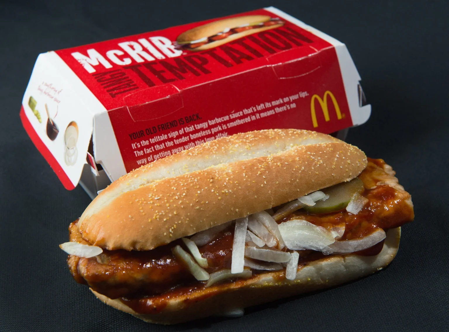 McDonald’s nimmt den McRib aus dem Sortiment: Was Fans jetzt wissen müssen. Kommt der beliebte BBQ-Burger irgendwann zurück?