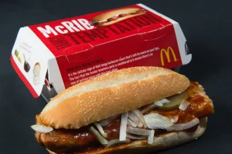 McDonald’s nimmt den McRib aus dem Sortiment: Was Fans jetzt wissen müssen. Kommt der beliebte BBQ-Burger irgendwann zurück?