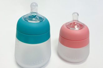 Zwei Babyflaschen aus Silikon auf hellem Untergrund
