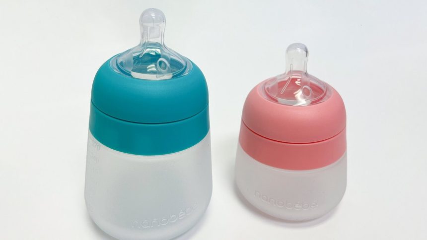 Zwei Babyflaschen aus Silikon auf hellem Untergrund