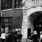 Passanten vor einer Bankfiliale in der Spitalerstraße in Hamburg