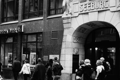Passanten vor einer Bankfiliale in der Spitalerstraße in Hamburg