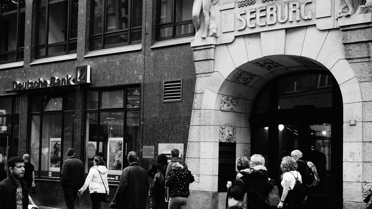 Passanten vor einer Bankfiliale in der Spitalerstraße in Hamburg