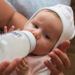 Säugling mit Babyflasche – Rückruf von BEBA-Säuglingsnahrung bei Kaufland