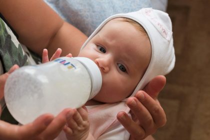 Säugling mit Babyflasche – Rückruf von BEBA-Säuglingsnahrung bei Kaufland