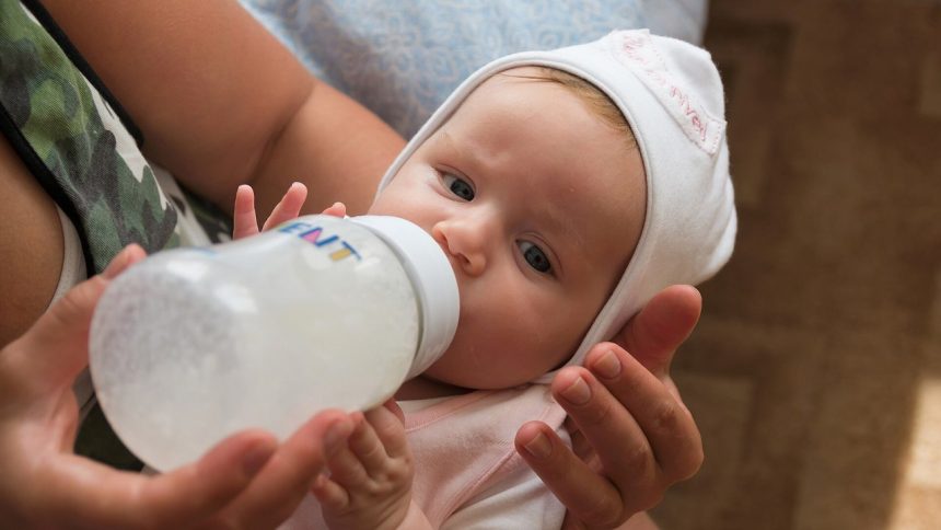 Säugling mit Babyflasche – Rückruf von BEBA-Säuglingsnahrung bei Kaufland