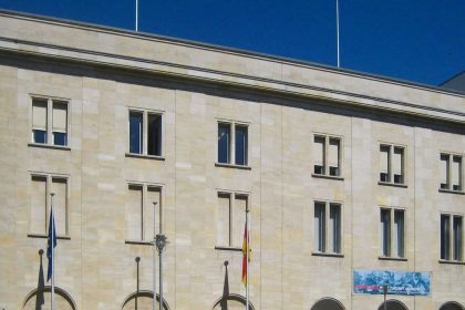 Haupteingang des Bundesministeriums für Arbeit und Soziales in der Berliner Wilhelmstraße