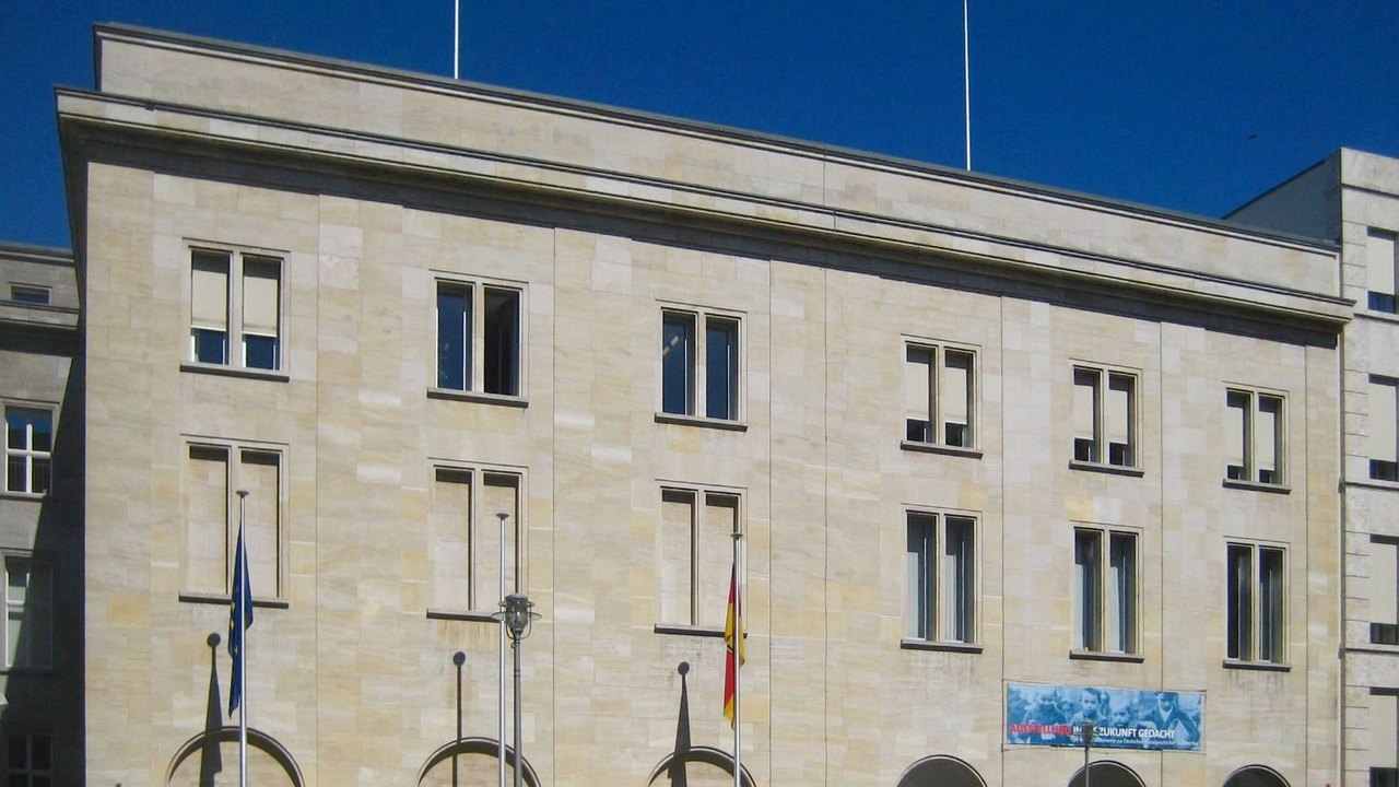 Haupteingang des Bundesministeriums für Arbeit und Soziales in der Berliner Wilhelmstraße