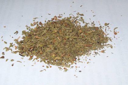Getrocknetes, gerebeltes Bohnenkraut in Nahaufnahme