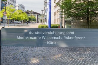 Eingang des Bundesamts für Soziale Sicherung in Bonn mit altem Schild Bundesversicherungsamt