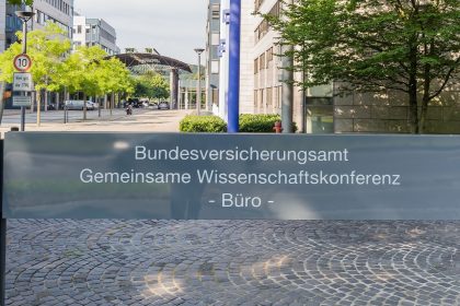 Eingang des Bundesamts für Soziale Sicherung in Bonn mit altem Schild Bundesversicherungsamt