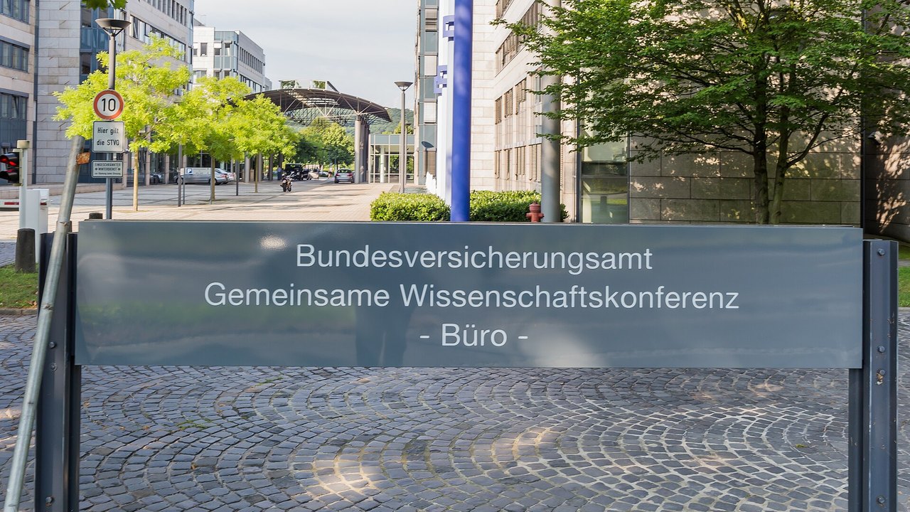 Eingang des Bundesamts für Soziale Sicherung in Bonn mit altem Schild Bundesversicherungsamt