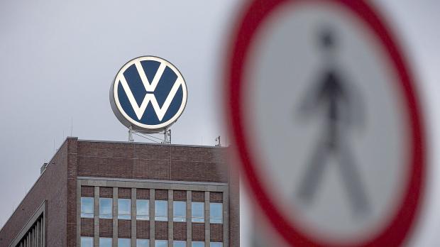 VW will Gehälter bis 2030 einfrieren: Was hinter den Sparplänen steckt. Gründe und Folgen 
