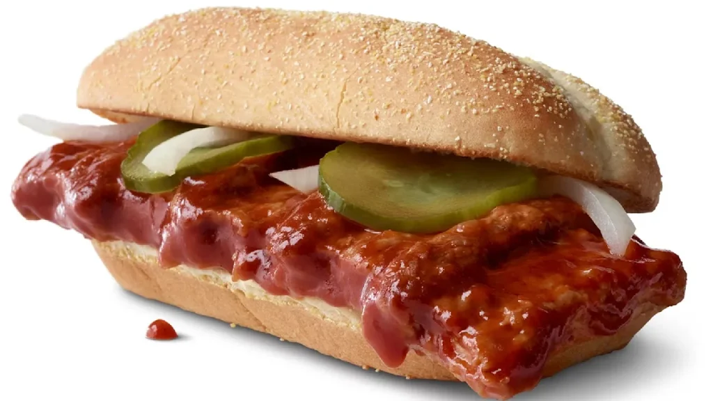 McDonald’s nimmt den McRib aus dem Sortiment: Was Fans jetzt wissen müssen. Kommt der beliebte BBQ-Burger irgendwann zurück?