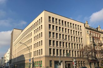 Gebäude des Finanzamts Schöneberg an der Potsdamer Straße in Berlin